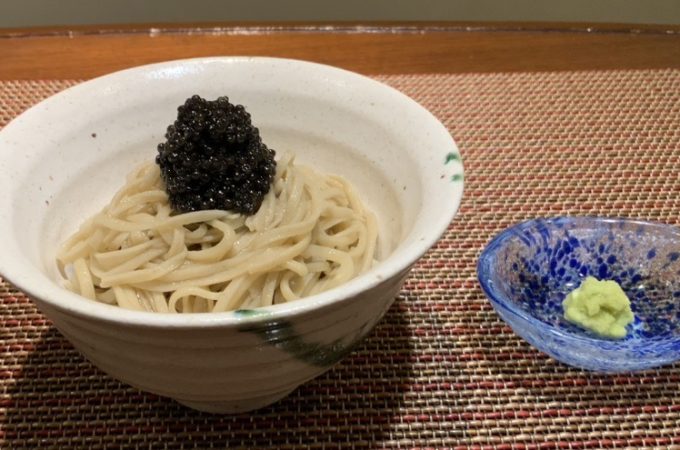 キャビアを重ねた手打ち蕎麦