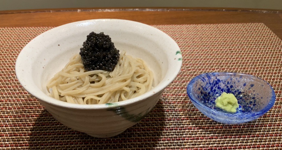 キャビアを重ねた手打ち蕎麦